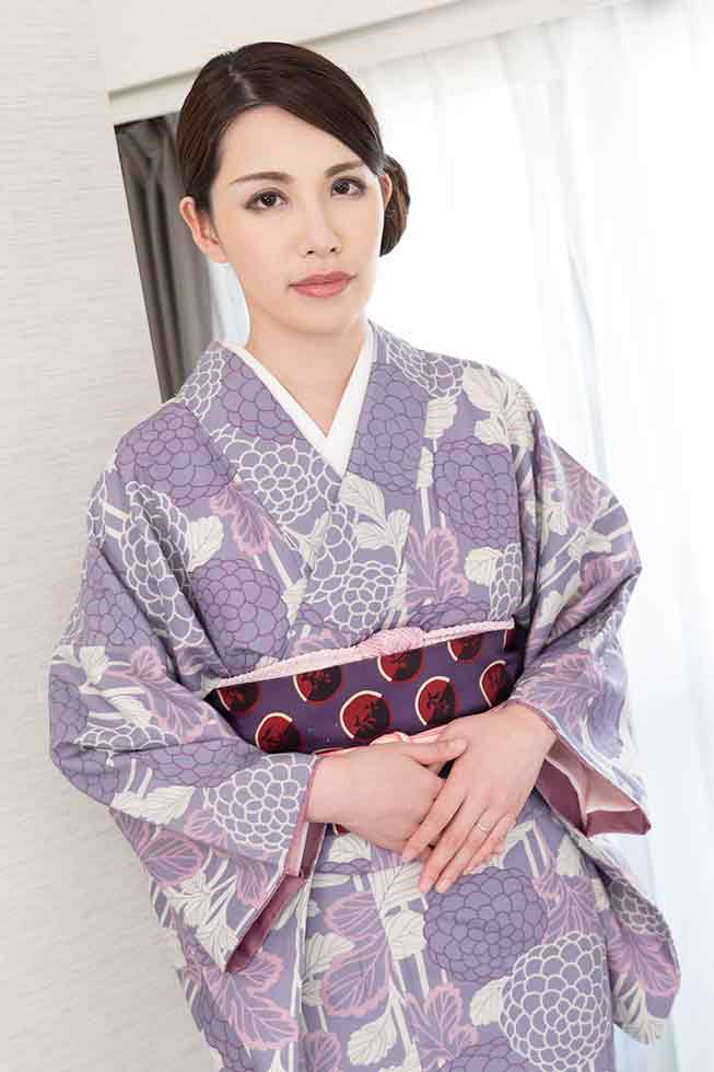 まんチラの誘惑 〜和服姿のヤバい近所の奥さん〜上山奈々