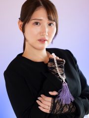夫の遺影の前で夫の同僚の精子を求める未亡人 : 青山茉悠