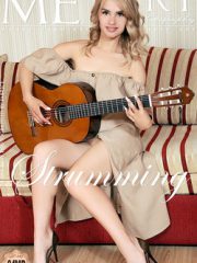 Strumming : Lana Foxy